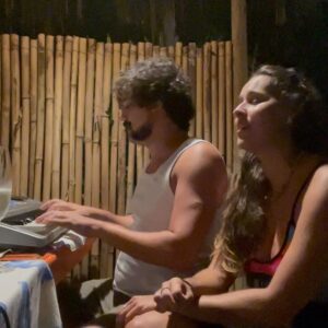 Thati Lopes Instagram - 🎉 Celebrando mais um ano de vida com gratidão e entusiasmo! Hoje nesse lugar lindo que descobrimos! Pronta para mergulhar de cabeça nesse novo ciclo. E vem coisa boa e diferente aí!  Assim como a harmonia de uma serenata com meu amor @georgesauma e um parabéns com pessoas lindas que encontrarmos no caminho. Momentos do agora pq a vida é agora! 🧡