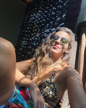 Thati Lopes Instagram - 🎉 Celebrando mais um ano de vida com gratidão e entusiasmo! Hoje nesse lugar lindo que descobrimos! Pronta para mergulhar de cabeça nesse novo ciclo. E vem coisa boa e diferente aí!  Assim como a harmonia de uma serenata com meu amor @georgesauma e um parabéns com pessoas lindas que encontrarmos no caminho. Momentos do agora pq a vida é agora! 🧡