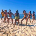 Thati Lopes Instagram - Enquanto isso em Salvador… Pode contratar @leosantana @bandaparangole . @thatilopes @biasrosa @limamigas @marcelohml @giuzeda @claudinhabatista @hugo19castro @simonechahde