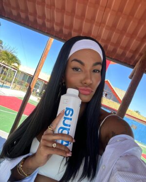 Thauny Raquel Instagram - Não consegui escolher uma 💙

Beba água💦

#gringa #outfits #outfit #aquellelookdodia #lookdodia