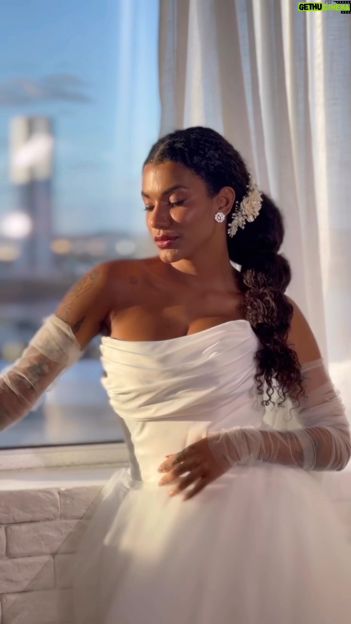 Thauny Raquel Instagram - #tbt desse shooting mágico que me fez até sonhar 👰🏾✨🤍 @athaisrufino . . #noiva #shooting #jobday #casamento #vestidodenoiva