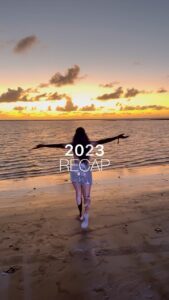 Thauny Raquel Instagram - Não poderia deixar de recapitular o ano do meu RENASCIMENTO. 2023 foi o ano que me reencontrei, recomecei e ressignifiquei muitas coisas na minha vida. Isso por que o amor de Deus me alcançou e MUDOU MINHA HISTÓRIA! Abri meu coração, entreguei o controle da minha vida pra Deus, fiz minha parte e ELE FEZ MAIS DO IMAGINEI. Que ano! ✨ Obrigada Deus 🙏🏾 “ porque ele faz infinitamente mais do que pedimos e pensamos” É SÓ O COMEÇO! 2023 foi o ano do processo, 2024 será o ano do propósito 🙏🏾🤍✨ Ps: Não espere que as coisas mudem nesse ano, se você pretende continuar o mesmo. 💡