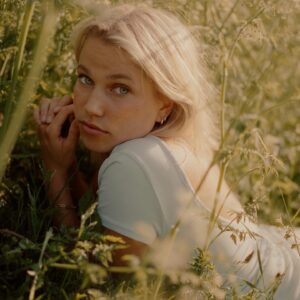 Thea Sofie Loch Næss Instagram - hay hay hay fever with @hakonjorgensen 🪷