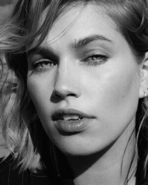 Thea Sofie Loch Næss Instagram - 🖤a gloomy winter morning in london with @jemimashoots 🖤. hair: @jonchapmanhair  makeup:  @michellewebbmakeup