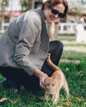 Theresa Frostad Eggesbø Instagram - A cat and @halkekmag 🧚🏼‍♀️
Photos by @gkoslein @ceyhunufak