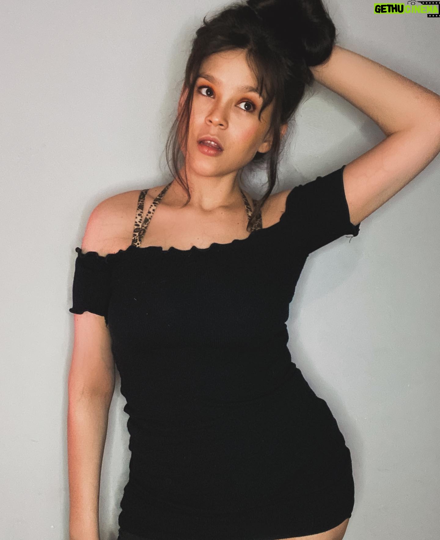 Thiessa Woinbackk Instagram - Um calor desses só um coquineoooo 💕