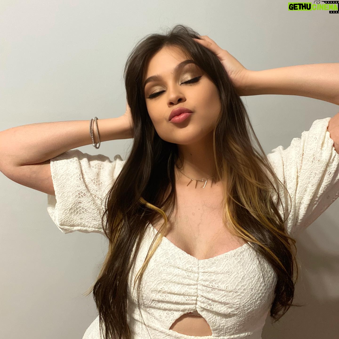 Thiessa Woinbackk Instagram - Feliz ano novo meus amores 馃ス馃挄 que 2024 seja um ano incr铆vel pra todos n贸s e que conquistemos nossos sonhos. 馃ス馃挄