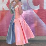 Thiessa Woinbackk Instagram - Quando recebi o convite para vir ao Festival Everybody’s Perfect, o maior festival LGBTQIA da Suíça, em Genebra, passou um filme na minha cabeça, eu uma menina do interior de Goiás sonhando que um dia eu conseguiria ser uma atriz, podendo viver fazendo o que eu amo, comparecendo nesse evento maravilhoso que promove a diversidade, e poderia até ser apenas assim, mas o fato de ser uma mulher trans tornou tudo mais difícil, quando falamos em cinema e sonhos, logo imaginamos a Disney, que em seus 98 anos nunca teve uma representatividade trans. Os primeiros registros de pessoas trans na história da humanidade chegam a cerca de 4.500 anos atrás, e até hoje a maior empresa cinematográfica do mundo nunca se preocupou em promover essa diversidade, portanto, estou eu aqui com meu LOOK de Princesinha TRANS!!!! Pra dizer para vocês pessoas trans, acreditem em seus sonhos, ocupem seus espaços, a luta não é fácil, eu tive muitos privilégios e acessos que amenizaram meu processo de uma certa forma, mas que eu tenho consciência que não é assim para todes, e eu espero que de alguma forma eu possa inspirar outras pessoas que assim como eu, cresceram sem muitas referências, hoje o cenário muda pouco, bem pouco, mas é um progresso... então não ocultem o que vocês são, seus talentos, e sonhem, sonhem lutando e acreditando em vocês. obrigada @leonmarttins por topar entrar nessa cmg e construir esse vestido LINDO! te amo ❤️