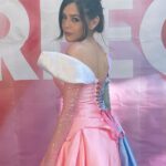 Thiessa Woinbackk Instagram - Quando recebi o convite para vir ao Festival Everybody’s Perfect, o maior festival LGBTQIA da Suíça, em Genebra, passou um filme na minha cabeça, eu uma menina do interior de Goiás sonhando que um dia eu conseguiria ser uma atriz, podendo viver fazendo o que eu amo, comparecendo nesse evento maravilhoso que promove a diversidade, e poderia até ser apenas assim, mas o fato de ser uma mulher trans tornou tudo mais difícil, quando falamos em cinema e sonhos, logo imaginamos a Disney, que em seus 98 anos nunca teve uma representatividade trans. Os primeiros registros de pessoas trans na história da humanidade chegam a cerca de 4.500 anos atrás, e até hoje a maior empresa cinematográfica do mundo nunca se preocupou em promover essa diversidade, portanto, estou eu aqui com meu LOOK de Princesinha TRANS!!!! Pra dizer para vocês pessoas trans, acreditem em seus sonhos, ocupem seus espaços, a luta não é fácil, eu tive muitos privilégios e acessos que amenizaram meu processo de uma certa forma, mas que eu tenho consciência que não é assim para todes, e eu espero que de alguma forma eu possa inspirar outras pessoas que assim como eu, cresceram sem muitas referências, hoje o cenário muda pouco, bem pouco, mas é um progresso... então não ocultem o que vocês são, seus talentos, e sonhem, sonhem lutando e acreditando em vocês. obrigada @leonmarttins por topar entrar nessa cmg e construir esse vestido LINDO! te amo ❤️
