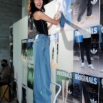 Thitiya Jirapornsilp Instagram - อาดิดาส ได้จัดกิจกรรม Originals Block Party บอกเลยว่างานนี้จัดเต็มกิจกรรมมาก รวมถึงเปิดร้านอาดิดาส แบรนด์ เซ็นเตอร์ สาขาสยามพารากอน อย่างเป็นทางการด้วย แฟนๆอาดิดาส ห้ามพลาดมาช้อปปิ้งกันนะคะ #adidasThailand #adidasOriginals #OriginalsBlockPartyTH
