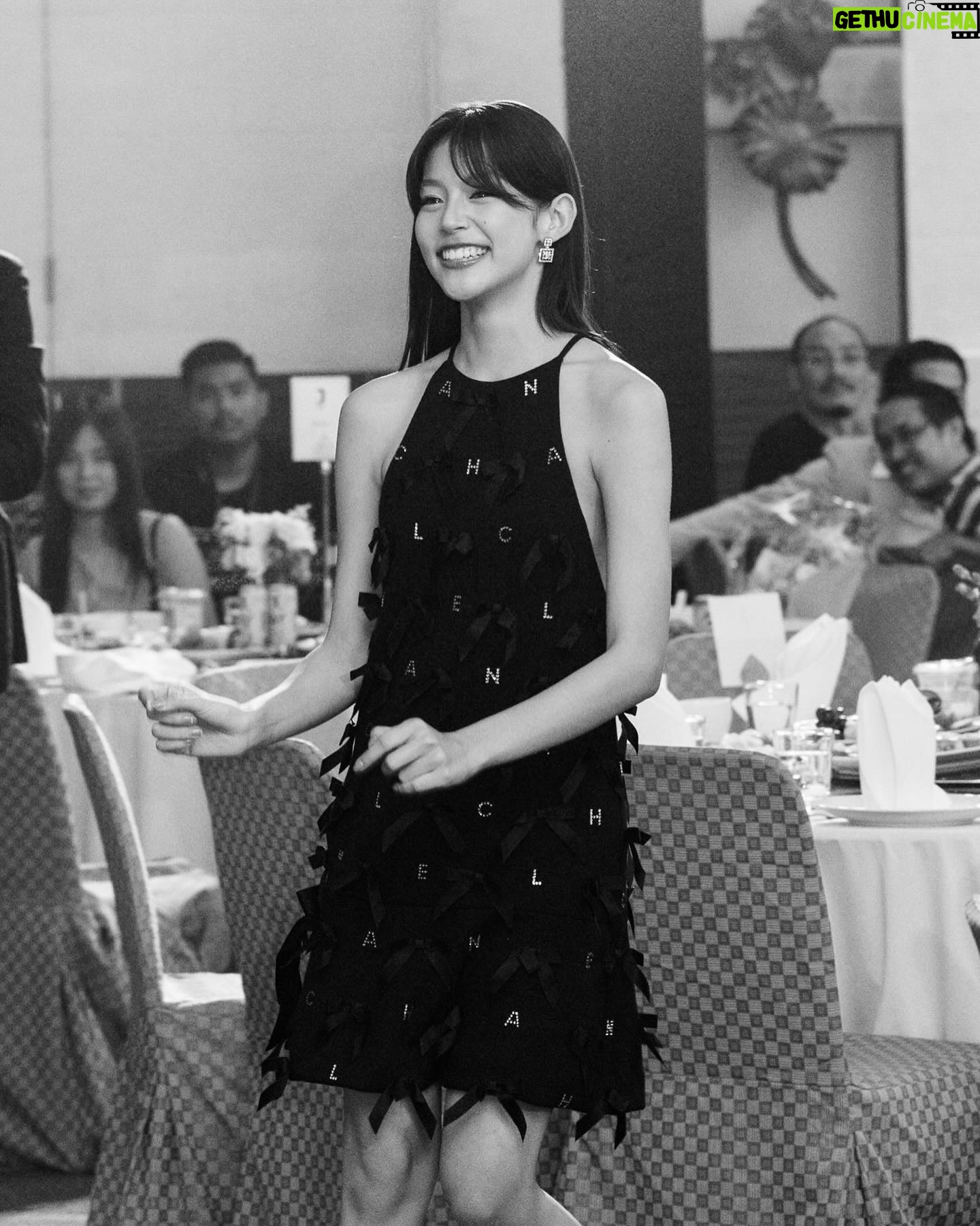 Thitiya Jirapornsilp Instagram - หลากหลายความรู้สึกมากอย่างแรกขอบคุณทางสมาคมผู้กำกับภาพยนตร์ไทยที่มอบรางวัลนี้ให้ใบปอนะคะ ขอบคุณ @gdh559 พี่โต้ง พี่วรรณ พี่แวว ที่เห็นอะไรในตัวหนูเชื่อใจให้หนูได้มาถ่ายทอดบทนี้ จนถึงตอนนี้ก็2ปีพอดีคิดถึงตอนออกกองมาก ขอบคุณเพื่อนๆทีมนักแสดง พี่ๆทีมงานที่มีส่วนเกี่ยวข้องทุกคน ที่ทำให้ยูกับมีและเธอกับฉันกับฉันออกมาสุดจะสมบูรณ์ หนังเรื่องนี้สอนอะไรหนูเยอะมาก เหมือนเป็นการเปิดโลกให้หนูได้ทำอะไรที่ไม่เคยทำ เปิดโอกาสให้หนูได้ทำอะไรอีกหลายๆอย่าง เป็นก้าวแรกในวงการที่ดีมากๆ จะพัฒนาตัวเองทั้งในฐานะนักแสดงและใบปอต่อไปค่ะ❤️❤️❤️