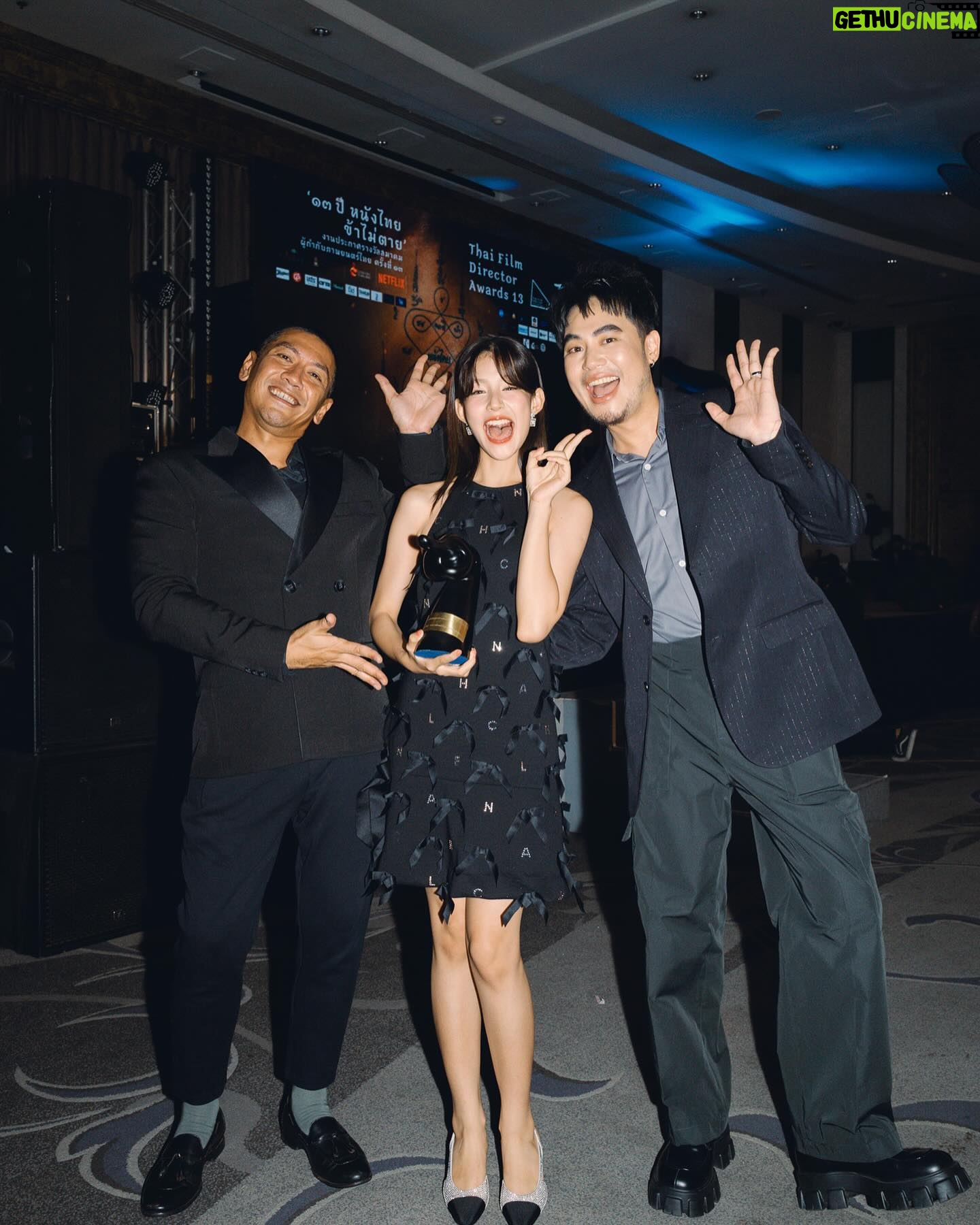 Thitiya Jirapornsilp Instagram - หลากหลายความรู้สึกมากอย่างแรกขอบคุณทางสมาคมผู้กำกับภาพยนตร์ไทยที่มอบรางวัลนี้ให้ใบปอนะคะ ขอบคุณ @gdh559 พี่โต้ง พี่วรรณ พี่แวว ที่เห็นอะไรในตัวหนูเชื่อใจให้หนูได้มาถ่ายทอดบทนี้ จนถึงตอนนี้ก็2ปีพอดีคิดถึงตอนออกกองมาก ขอบคุณเพื่อนๆทีมนักแสดง พี่ๆทีมงานที่มีส่วนเกี่ยวข้องทุกคน ที่ทำให้ยูกับมีและเธอกับฉันกับฉันออกมาสุดจะสมบูรณ์ หนังเรื่องนี้สอนอะไรหนูเยอะมาก เหมือนเป็นการเปิดโลกให้หนูได้ทำอะไรที่ไม่เคยทำ เปิดโอกาสให้หนูได้ทำอะไรอีกหลายๆอย่าง เป็นก้าวแรกในวงการที่ดีมากๆ จะพัฒนาตัวเองทั้งในฐานะนักแสดงและใบปอต่อไปค่ะ❤️❤️❤️
