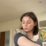 Thomasin McKenzie Instagram - Surprise appearance from Bugsy 🐹👋