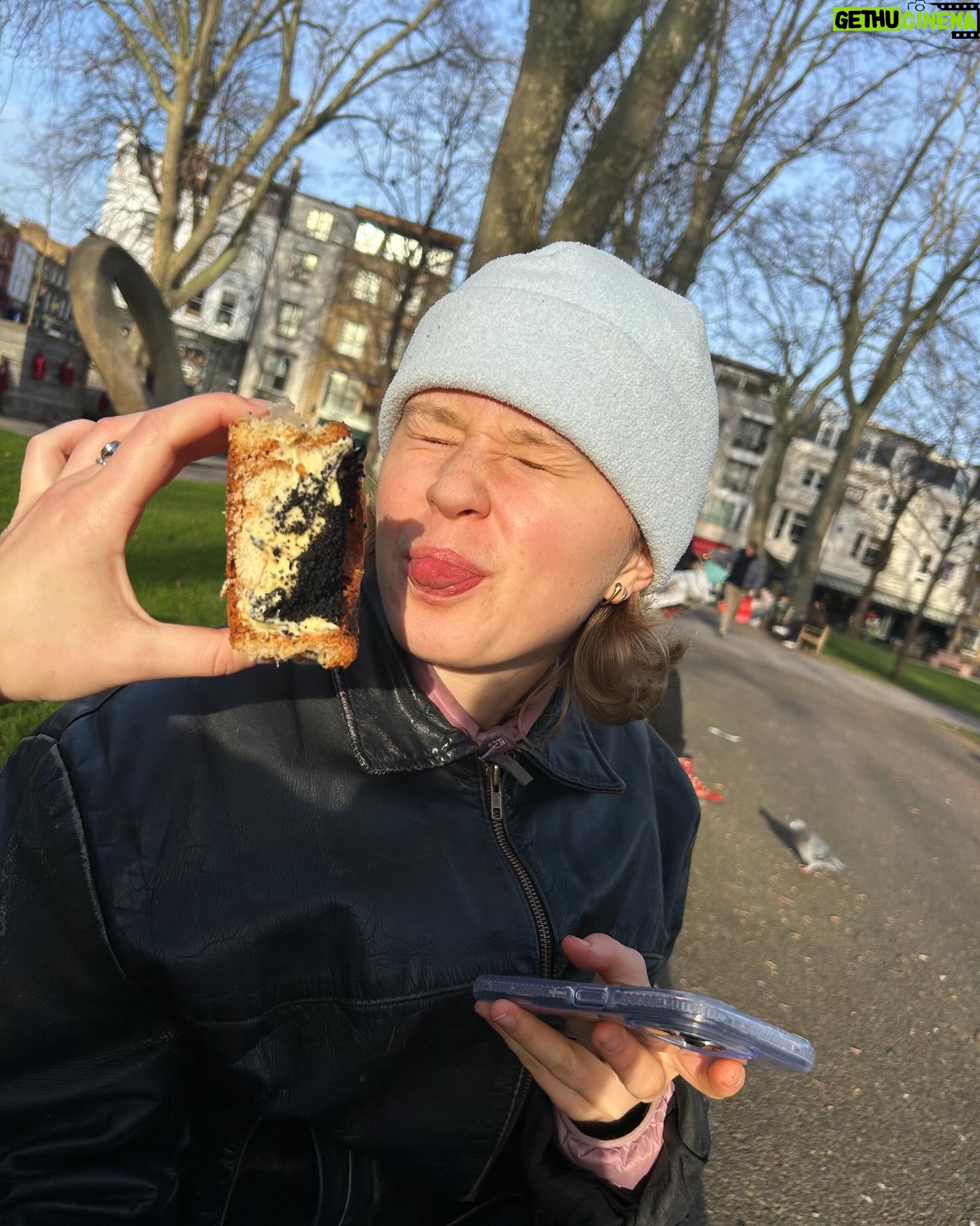 Thomasin McKenzie Instagram - Afternoon strolling 💛