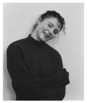 Thomasin McKenzie Instagram - Curls out for @i_d magazine ❤️‍🔥 link to the article is in my bio