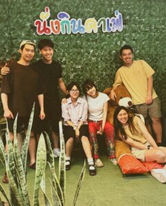 Ticha Wongtipkanon Instagram - สิ่งที่ชอบมากๆเวลาออกไปกับญาติผู้ใหญ่.. ก็คือ…พวกเขาจะขอให้พวกเราถ่ายรูปคู่กับทุกอย่างเลยค่ะ…😂