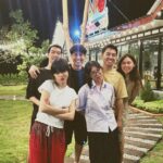 Ticha Wongtipkanon Instagram – สิ่งที่ชอบมากๆเวลาออกไปกับญาติผู้ใหญ่..
ก็คือ…พวกเขาจะขอให้พวกเราถ่ายรูปคู่กับทุกอย่างเลยค่ะ…😂