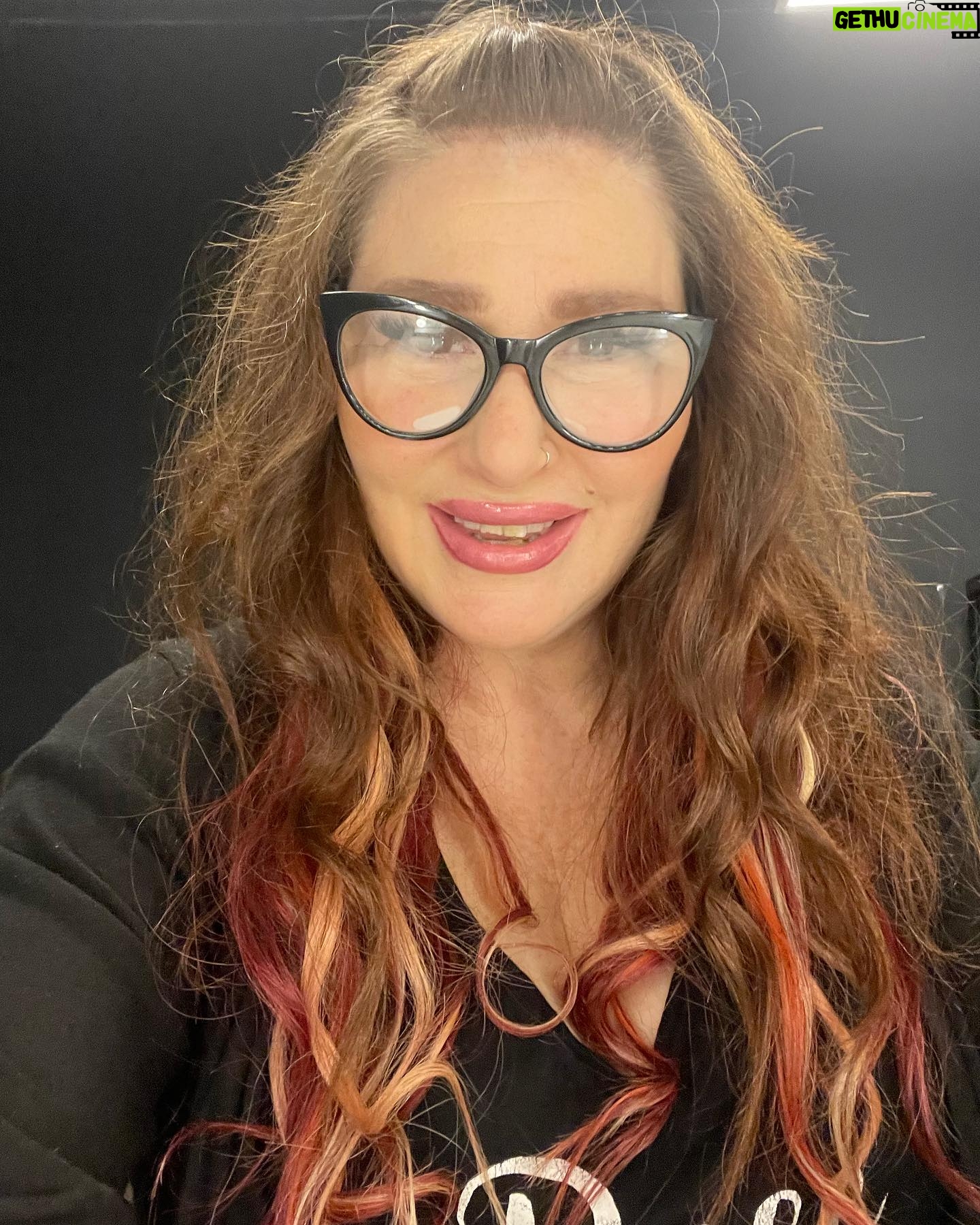 Tiffany - 1.4K Likes - Headed back home to Nashville..Happy Sunday ..and Thank you for your prayers for my flight ..always appreciate them truly ..love you guys 😘