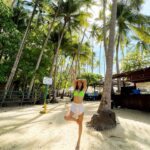 Tiffany Alvord Instagram - 🌴 I went to tortuga island & did NOT sea any turtles 🐢 so that was deceiving.. but I did see jumping dolphins! We also snorkeled, tried a banana boat, and some delish coconuts! 🥰 Side-note: I think green might be my go-to color this year. 💁‍♀️ // - #QOTD: Would you rather see dolphins or turtles?! 🐬 vs. 🐢