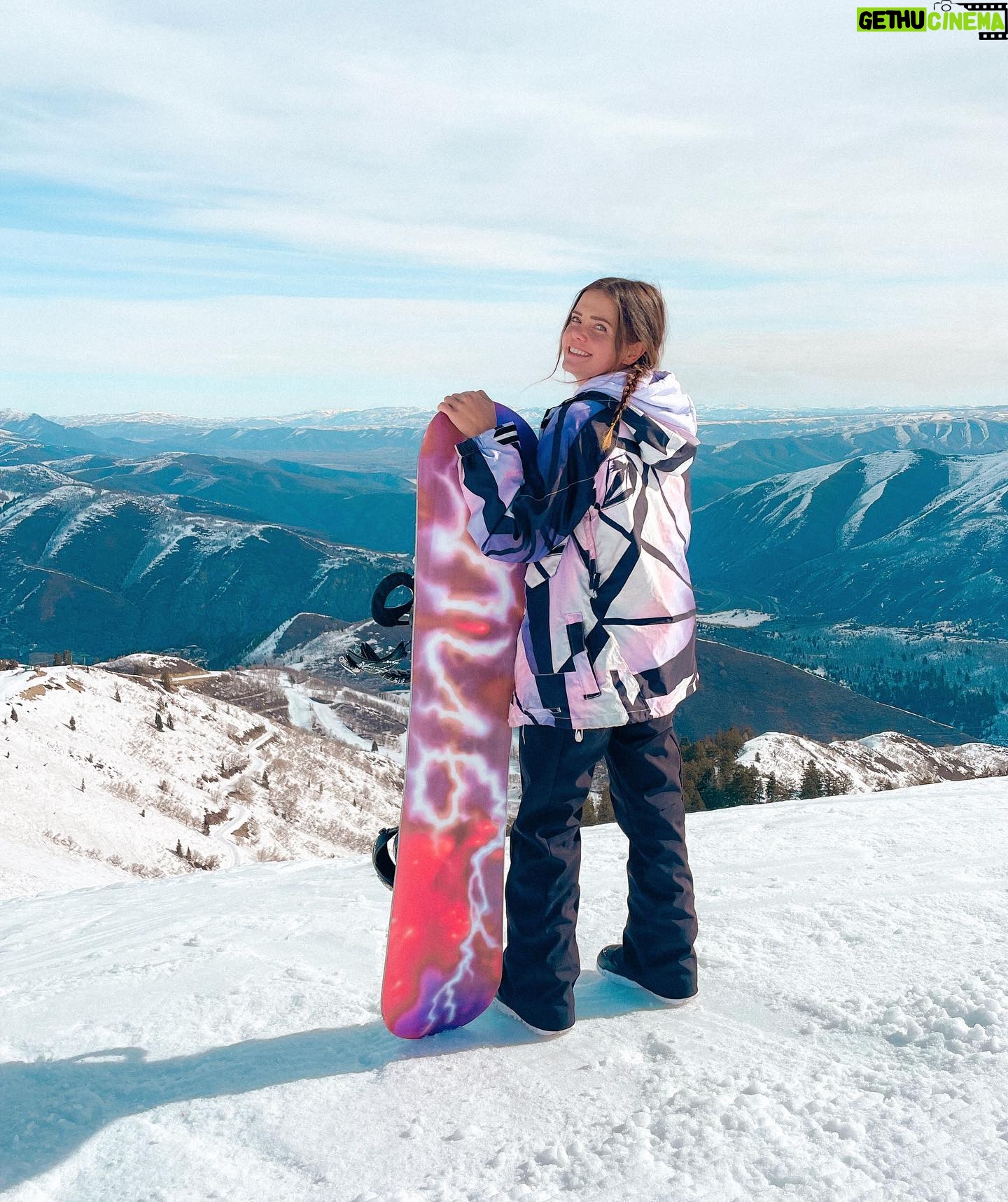 Tiffany Alvord Instagram - 🎶 Ain’t no mountain high enough 🏔️✨🥰 I had fun lil weekend trip with family and my long lost bestie.. who left me for Nashville 🤪 (I like giving her a hard time about it). Maybe we can peer pressure her back to LA 🤣 I was feeling quite overwhelmed the week prior with too much to do, tasks stacked so high and anxiety to meet it; so it was overall a perfect lil recharge & reset. 🙏