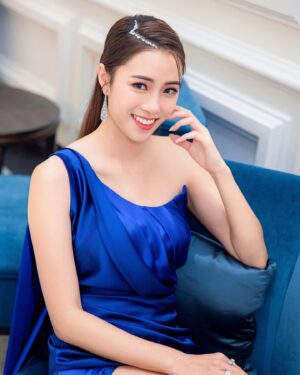 Tiffany Lau Instagram - i feel so loved and incredibly lucky to receive so many of your kind comments and messages 🥹❤️ i may not be able to reply to each and every one of you, but please know that i am so immensely grateful for you all 🥰
•
•
•
huge thanks to my team for making the look come together 💙
hair: @suecheung 
makeup: @elsaling222 
dress: @victorchanstudio 
jewellery: @verejewellery 
heels: @ysl 
📸 taken by lovely @kungkaty 💕 & @alanwong447