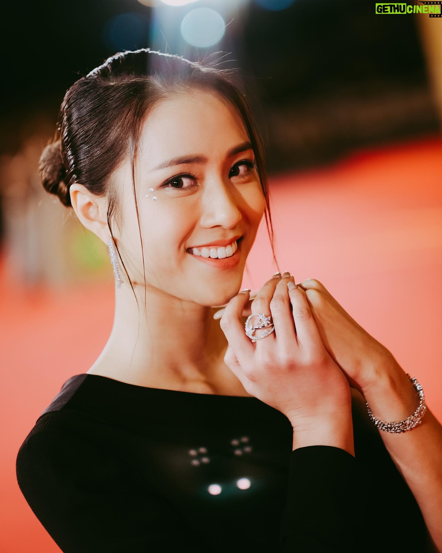 Tiffany Lau Instagram - red carpet snaps 📸 • • • gown: @victorchanstudio jewellry: @kingfookjewellery hair: @suecheung makeup: @elsaling222 nails: @handandfootnailspa 📸: @daiki.cheng