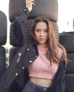 Tiffany Lau Instagram - my first time being in the garage at the Macau Grand Prix with @evisuracing !!! 😍 being so up close to the action and seeing the drivers and pit crew prepping for the race was so exciting!!! loved the atmosphere here today 🥳🏎️🏁 @evisu1991 #EVISUracing #EVISUMacauGP #EVISUKURO #第70屆澳門格蘭披治大賽車