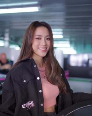 Tiffany Lau Instagram - my first time being in the garage at the Macau Grand Prix with @evisuracing !!! 😍 being so up close to the action and seeing the drivers and pit crew prepping for the race was so exciting!!! loved the atmosphere here today 🥳🏎️🏁

@evisu1991 
#EVISUracing #EVISUMacauGP
#EVISUKURO #第70屆澳門格蘭披治大賽車