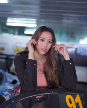 Tiffany Lau Instagram - my first time being in the garage at the Macau Grand Prix with @evisuracing !!! 😍 being so up close to the action and seeing the drivers and pit crew prepping for the race was so exciting!!! loved the atmosphere here today 🥳🏎️🏁

@evisu1991 
#EVISUracing #EVISUMacauGP
#EVISUKURO #第70屆澳門格蘭披治大賽車