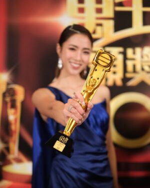 Tiffany Lau Instagram - what a way to start off my 2024 🫣🥰 all i can say is… thank you, thank you, thank you to each and every one of you… i am so incredibly blessed to have your endless support, encouragement, and love 🥹❤️ 

#飛躍進步女藝人 
#萬千星輝頒獎典禮2023