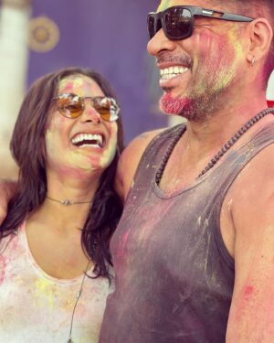 Tiga Instagram - Une pensée colorée depuis l’Inde. Souvenir du Holi festival (la fête des couleurs) 🌈
Mon séjour se déroule merveilleusement bien. Quel beau voyage. Je visite. Je découvre. J’apprends.
Je vous partagerai mes coups de cœur dans des Échappées Belles, j’espère. En attendant, je savoure chaque instant et je t’embrasse chaleureusement. 
Om shanti shanti shanti 🫶✨🧘‍♀️