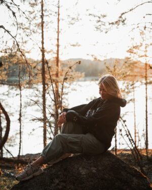 Tiia Elg Instagram - Oltiin viime vuonna poissa Suomesta koko kesä. Oli kiva kokemus, ja teki hyvää olla pidempi pätkä muualla, irtiotto tutuista ympyröistä. 

Kuitenkin, vaikka rakastan nähdä maailmaa, tutustua uusiin ihmisiin ja paikkoihin, kesä on kesä parhaimmillaan Suomessa tutuissa ympyröissä🟠☀️

Hyvää Juhannusta 🌿 

Ensimmäinen kuva @eevamakinen