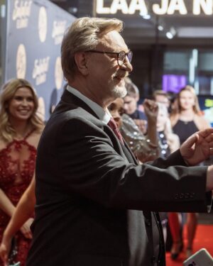 Tiia Elg Instagram - Onnea @mtvsalatutelamat 25 vuotta. Vastahan sä olit teini-ikäinen. Kohdattiin, kun olit vasta 15v. Pitkä matka ollaan tultu rinnakkainn, oon kiitollinen jokaisesta muistosta sun kanssa. Ei ole ollut kahta päivää samanlaista eikä tulevaa ole voinut koskaan ennustaa. Sokerina pohjalla ja kirsikkana kakun päällä ovat aina olleet ihmiset - Salkkariperhe eli te ja me. ❤️