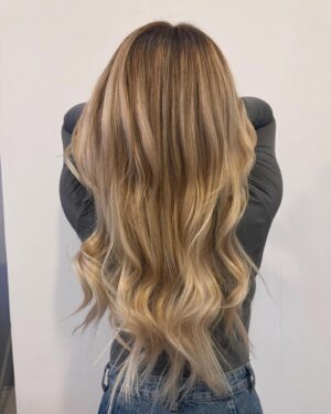 Tiia Elg Instagram - @hairstylistnico 💎 hiusten suuri muutos. 🙌🏼 vika kuva on ennen muutosta. Kuten varmasti kuvista huomaatte, että olen enemmän kuin tyytyväinen lopputulokseen🫶🏼

*ei maksettu mainos, vaan tyytyväisen maksavan asiakkaan onnellisuutta 🫶🏼