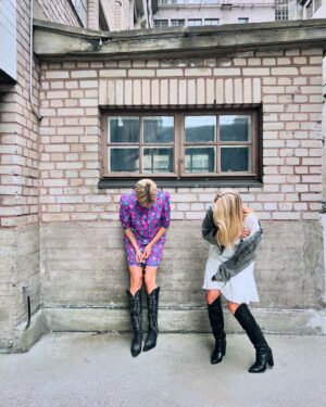 Tiia Elg Instagram - Akiola X Elg co. 

Sen lisäksi, että roudattiin eilen @saana_akiola hemmetisti tavaraa paikasta toiseen, naurettiin kaksinkerroin, naurettiin lisää ja vielä vähän lisää. Välillä naurettiin jopa ilman housuja. 👀 Saatiin me jotain aikaiseksikin. Tosin se ei näy näissä kuvissa, myöhemmin sitten työn heldelmät. 

Ps. Housuttomuus ei liity työnkuvaan 😎

@smolyaninov_alexey olit hyvä kuvaaja 🙌🏼