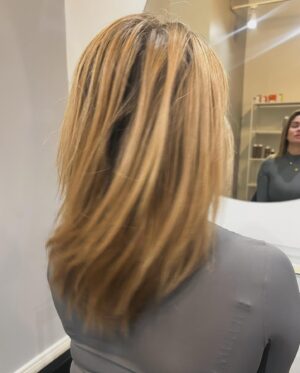 Tiia Elg Instagram - @hairstylistnico 💎 hiusten suuri muutos. 🙌🏼 vika kuva on ennen muutosta. Kuten varmasti kuvista huomaatte, että olen enemmän kuin tyytyväinen lopputulokseen🫶🏼

*ei maksettu mainos, vaan tyytyväisen maksavan asiakkaan onnellisuutta 🫶🏼