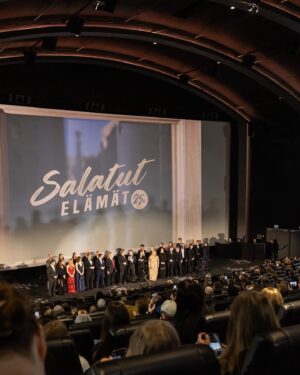 Tiia Elg Instagram - Onnea @mtvsalatutelamat 25 vuotta. Vastahan sä olit teini-ikäinen. Kohdattiin, kun olit vasta 15v. Pitkä matka ollaan tultu rinnakkainn, oon kiitollinen jokaisesta muistosta sun kanssa. Ei ole ollut kahta päivää samanlaista eikä tulevaa ole voinut koskaan ennustaa. Sokerina pohjalla ja kirsikkana kakun päällä ovat aina olleet ihmiset - Salkkariperhe eli te ja me. ❤️