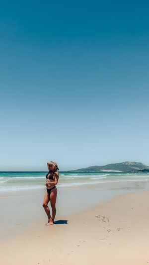 Tiia Elg Instagram - 📍Tarifa 

Meidän suosikki lomakohde Espanjassa: 
- Valtameri
- hyvää ruokaa, Tarifalta löytyy paljon hyviä ravintoloita. - Luontoa ja eläimiä. Tarifalla kannattaa majoittua teltassa. @kampaoh löydöt lisää glampingista. Me oltiin tällä kertaa Taiga Tarifa nimisessä majoituksessa. Teltta oli neljälle hengelle, siinä oli oma suihku ja vessa. 

Tähän aikaan vuodesta aurinkokukkapellot olivat mielettömiä. Hevoset, lehmät ja härät elävät leppoisaa elämää. Rakennukset eivät vie heidän elintilaa. 

- rentoa elämää, jos osaat windsurffata tai haluat oppia, Tarifa on sun paikka. 

Zahara de los Atunes sijaitsee lähellä Tarifaa. Reelsin rantaklipit ovat sieltä. Zahara de los Atunes löytyy hienoja ja  hienompia hotelleja, jos Glaming ei inspiroi. Pari yötä telttamajoituksessa ja pari hotellissa on myös aika toimiva yhdistelmä. 

Tästä, kun jatkat matkaa vielä hiukan rannikkoa eteenpäin (Portugaliin päin) löydät lisää upeita rantoja, sekä esittelemäni Vejer de la Fronteran.