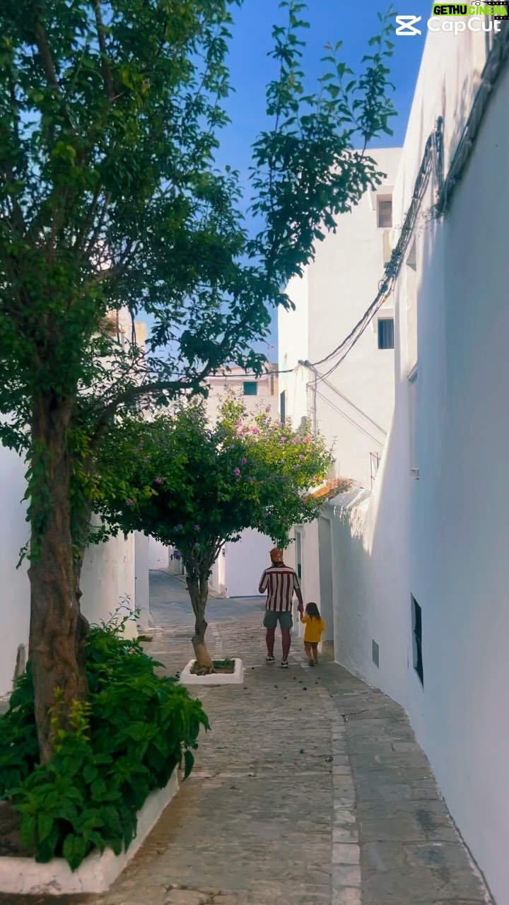 Tiia Elg - 3 Likes - Vinkki Espanjaan matkaajille, jos haluat rauhalliseen kohteeseen.
Me vierailtiin kauniissa pikkukaupungissa Vejer de la Frontera
📍Vejer sijaitsee Cádizin maakunnassa Andalusiassa. mäen päällä yli 200 metrin korkeudessa.
Me tehtiin kävelyretki Vejerin keskiaikaiseen 1000-luvun linnaan. Käytiin katsomassa Divino Salvadorin kirkkoa sekä Nuestra Señora de La Olivan pyhättöä.
Linna on rakennettu Vejerin korkeimmalle paikalle arabien aikakaudelta peräisin olevalle linnakkeelle.
Kävelymatka aikuiselle taittuu helposti, lapsiltakin matka meni hyvin yhden pysähdyksen taktiikalla. Me pysähdyttiin syömään tapaksia ja oli muuten todella hyviä ja henkilökunta todella ystävällisiä.
Kadut ovat söpöjä, mutkittelevia ja kapeita, että auto kannattaa jättää parkkiin jo alkumetreillä.
Siestan jälkeen pikkukauduille avautui ravintoloita, pieniä uniikkeja putiikkeja, sekä viileitä terasseja.
Kevät ja syksy on varmasti paras aika vierailla kaupungissa. Kesällä on liian kuuma.
Tähän aikaan vuodesta oli todella kaunista, koska kaikki on vihreänä ja kukat kukkivat. Mulla loppui akku, joten multa jäi valitettavasti kuvaamatta kaunis vuorimaisema havupuiden ja kallioiden keskellä. Automatka alas oli upea.
📍Vejer de la Fronterassa on La Breña y Marismas del Barbaten luonnonpuistosta, johon pääset Vejerin keskustasta vieviä polkuja pitkin.