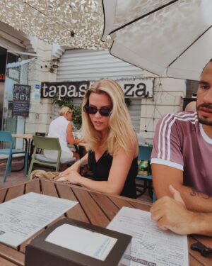 Tiia Elg Instagram - Lomalla Hamiltonin kanssa ⛱️ kuvaaja tosin rajasi Hamiltonista 2/3 osaa pois. Asia korjattu kuvassa 2.