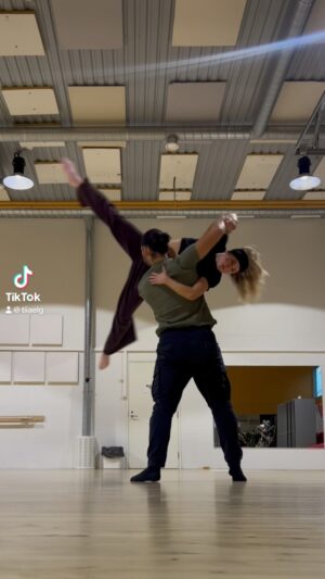 Tiia Elg Instagram - Huomenna Latino show SM-kilpailut Järvenpäässä!!! Cant wait!! Tervetuloa katsomaan Järvenpää-Talolle. 🥳 Paikka on ihan juna-aseman vieressä