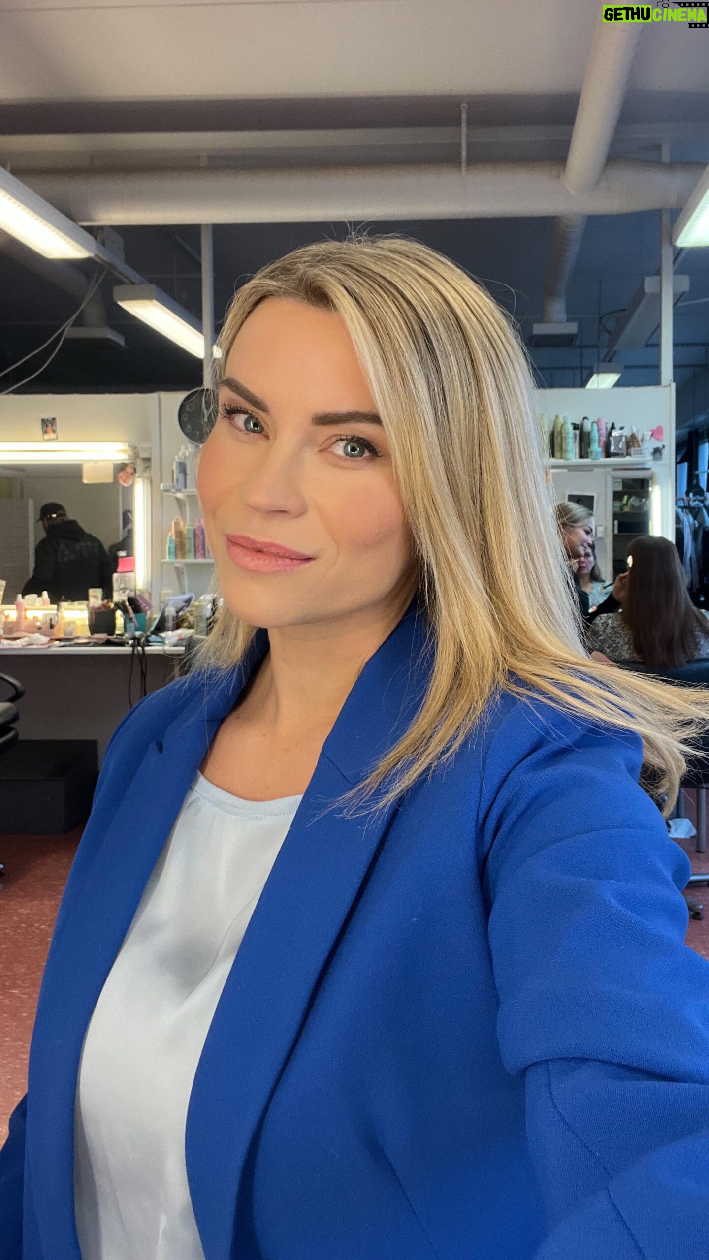 Tiia Elg - 1.2K Likes - Eilen @mtvsalatutelamat oli mun myday eli päiväni murmelina. Tässä tiivistelmän tiivistelmä eiliseltä. ❤️
Jo yli puolet mun aikuisesta elämästä on kulunut Pihlajankadun kuumilla kivillä ja tuulisilla teillä. On ollut tapahtumaa.
Draama herättää tunteita, se on selvä. Ollaan ihmisiä toisillemme. 🫶🏼
Kevyitä keväisiä askelia kaikille 🌞🌻 @monika.lindeman näyttää mallia 😎
MUAH @karoooliiinamakeup
#salatutelämät #salkkarit