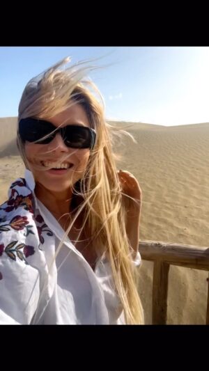 Tiia Elg Instagram - Kaupallinen yhteistyö @apollomatkat 

Viikko auringon alla teki hyvää. Nautittiin kiireettömästä yhdessäolosta Maspalomas Resort by Dunas All inclusive -hotellissa. Meidän käsitys All inclusive hotelleista muuttui täysin tämän reissun aikana. Todella helppoa ja vaivatonta lomailu lasten kanssa, kun kaikki on kaiken aikaa valmiina. 

🍉Ruoka on ollut hyvää ja vaihtoehtoja on paljon, joten aina löytyy jotain uutta syötävää tai halutessasi voit myös pysytellä tutuissa elementeissä, niin kuin meidän lapset. 

💃🏼Hotellilla on kaikenlaista ohjelmaa: liikuntaa, musiikki- ja tanssiesityksiä. Ollaan vietetty täällä myös Lucian-päivää. Lasten päivittäinen mini-disco on ollut meidän lasten mieleen. Mini-disco on käytännössä 30min tanssitunti perheen pienemmille. Tuntia oli todella hauska seurata sivusta. Zina kuulemma jatkaa tanssiharrastusta Suomessa. 

📍Ekaa kertaa elämässä ollaan vietetty lähes koko loma hotellilla. käytiin viereisessä huvipuistossa, rannassa kävelyllä ja kaupassa jouluostoksissa, mutta muuten ollaan viihdytty hotellialueella. 

Lapset ovat nauttineet lomalla rauhallisesta olosta ja tietyistä omista rutiineista, mitkä täällä ovat. Minusta on ollut ihanaa katsoa heidän riemua. Olen nauttinut lämmöstä ja illoista Aksun kanssa, kun istutaan omalla terassilla, jutellaan ja kuunnella musiikkiesityksiä, jotka kantautuvat altaalta. 

🧘🏼‍♀️Hotellin henkilökunta on todella ystävällinen. Etenkin lapset huomioidaan ihanasti joka kerta. Erityiskiitos meneekin Polly & Mino kids clubin ohjaajille, he olivat todella hyviä lasten kanssa. Löysin itseni useamman kerran viikon aikana yksin makoilemasta aurinkotuolissa toimettomana. Sehän taitaa olla osittain loman tarkoituskin - olla vain. 

Päätettiin, että tullaan ensi vuonna uudestaan. Suunniteltiin Zinan kanssa eilen, että olisi ihanaa ottaa loputkin perheestä mukaan. Serkkujen kanssa olisi hauska riehua uima-altaalla. 

🌞Alekoodilla: tiiaelg

Saat 70€ alennuksen per varaus kaikista 
Apollo Mondo Family hotelleista ajalle: 1/2 - 31/5-24. 

Koodi voimassa aatonaattoon asti 23/12.

#mondofamily #golivealittle #viveDunasHotelsandResorts #livingDunasHotelsandResorts