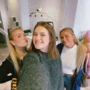 Tiia Elg Instagram - Vois luulla, että ollaan ekaa kertaa kameran edessä🤷🏼‍♀️ 

Kiitos @bloom.agency.fi kutsusta ja ihanasta joulukalenterista 🎅🏼🎄 vielä kun malttaisi odottaa jouluun asti.. ehkä se on mun lokakuu kalenteri ❤️ 

Pssst. Storyssa lisää