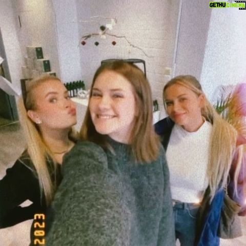 Tiia Elg - 1.5K Likes - Vois luulla, että ollaan ekaa kertaa kameran edessä🤷🏼♀️
Kiitos @bloom.agency.fi kutsusta ja ihanasta joulukalenterista 🎅🏼🎄 vielä kun malttaisi odottaa jouluun asti.. ehkä se on mun lokakuu kalenteri ❤️
Pssst. Storyssa lisää