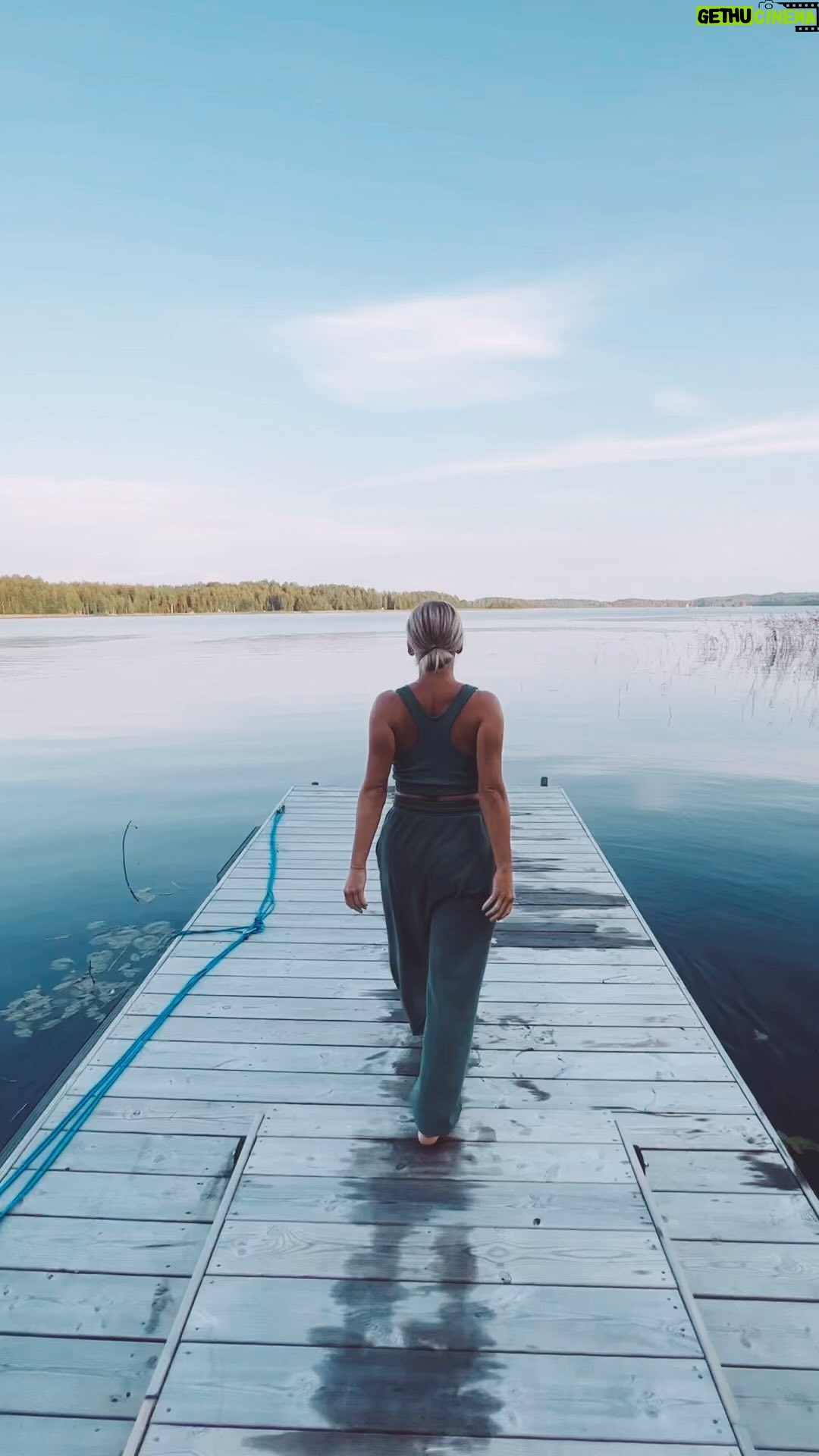 Tiia Elg - 1.4K Likes - Mainos @bjornborg
Björn borgilta ilmeistyi uusi studio-mallisto. Tässä mun suosikit mallistosta. Björn borgin vaatteet toimivat niin arjessa kuin urheilussakin. Materiaalit ovat laadukkaita, joten ne kestävät kovempaakin kulutusta ja pesua, niin kuin hyvän urheiluvaatteen kuuluukin.
🍁Alekoodilla Tiia20 saat 20% alen kaikista @bjornborg normaalihintaisista vaateista ja asusteista. Alekoodi on voimassa viikon verran.
Reelisin tuotteet lähemmin tarkasteltuna storyssa. Storysta löytyy myös linkit reelsissä näkyviin tuotteisiin.
Ihanaa sunnuntaita. Mä suuntaan nyt mun uusissa collegehousuissa sohvan nurkkaan ihastelemaan tansseja teeveestä.