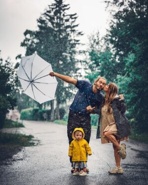 Tiia Elg Instagram - 🍁Syksy on pyörinyt lähinnä sienien ympärillä niin kuin monella muullakin. On ryöpätty, pakastettu, paistettu. Syöty ja säilötty monella tyylillä. 

Kiire ei ole ollut, on ehtinyt olla ja fiilistellä aurinkoista syyskuuta. 

🌻Mukaan on mahtunut ihania tanssihetkiä parhaassa seurassa, mökkeilyä, kalastusta ja Tammisia muutamassakin merkityksessä. 😎

Täällä viikolla käytiin katsomassa meidän salkkaritiimin kanssa @jarkkotamminen_official Jarkko Tamminen show. Erittäin vahva suositus pimeneviin syysiltoihin. Naururypyt syvenee ja elämä pitenee, se on varma. ⭐️⭐️⭐️⭐️⭐️

📽️Sadonkorjuun ja tanssien lisäksi ollaan kuvattu uusia juonikuvioita.  Syksy näyttää, mitä tuleva tuo eteen Tammisen emännille. Mitä veikkaat, miten meidän käy??? 👀👀👀👀👀 @emmanopanen @mtvsalatutelamat 

Eka kuva📸 @nikistrbian ❤️