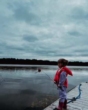 Tiia Elg Instagram - 🍁Syksy on pyörinyt lähinnä sienien ympärillä niin kuin monella muullakin. On ryöpätty, pakastettu, paistettu. Syöty ja säilötty monella tyylillä. 

Kiire ei ole ollut, on ehtinyt olla ja fiilistellä aurinkoista syyskuuta. 

🌻Mukaan on mahtunut ihania tanssihetkiä parhaassa seurassa, mökkeilyä, kalastusta ja Tammisia muutamassakin merkityksessä. 😎

Täällä viikolla käytiin katsomassa meidän salkkaritiimin kanssa @jarkkotamminen_official Jarkko Tamminen show. Erittäin vahva suositus pimeneviin syysiltoihin. Naururypyt syvenee ja elämä pitenee, se on varma. ⭐️⭐️⭐️⭐️⭐️

📽️Sadonkorjuun ja tanssien lisäksi ollaan kuvattu uusia juonikuvioita.  Syksy näyttää, mitä tuleva tuo eteen Tammisen emännille. Mitä veikkaat, miten meidän käy??? 👀👀👀👀👀 @emmanopanen @mtvsalatutelamat 

Eka kuva📸 @nikistrbian ❤️