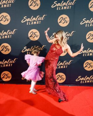 Tiia Elg Instagram - Onnea @mtvsalatutelamat 25 vuotta. Vastahan sä olit teini-ikäinen. Kohdattiin, kun olit vasta 15v. Pitkä matka ollaan tultu rinnakkainn, oon kiitollinen jokaisesta muistosta sun kanssa. Ei ole ollut kahta päivää samanlaista eikä tulevaa ole voinut koskaan ennustaa. Sokerina pohjalla ja kirsikkana kakun päällä ovat aina olleet ihmiset - Salkkariperhe eli te ja me. ❤️