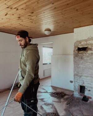 Tiia Elg Instagram - Tässä se nyt on, meidän uusin projekti: Rintamamiestalon kunnostus. 

Tänään alkoi purkutyöt sisällä. 

1. Vanha takka purettiin
2. Laminaatin alta löytyi mäntylautalattia 🙌🏼 🏆
3. Lehtien alta löytyi kukkia 
4. Ekat vieraat saapui ihastelemaan isoa pihaa, josta on pidetty todella hyvää huolta. Sieltä löytyy, vaikka ja mitä. Parsat ja viinirypäleköynnös olivat omat suosikkini. 
5. Evästauko. Mun isän eläkepäivät alkoi kätevästi tän projekti-X parissa. Hänellä on homma hallussa. 

Tänään purettiin myös keittiö, yksi väliseinä, sekä vessan isot kaapit. Niistä myöhemmin lisää.